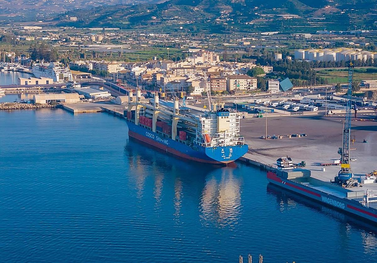 Buque de carga atracado en el puerto de Motril.