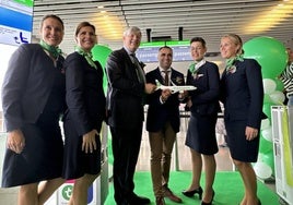 El presidente de Diputación, Francis Rodríguez, con el CEO de Transavia, Marcel de Nooijer, en el estreno del vuelo con Ámsterdam.