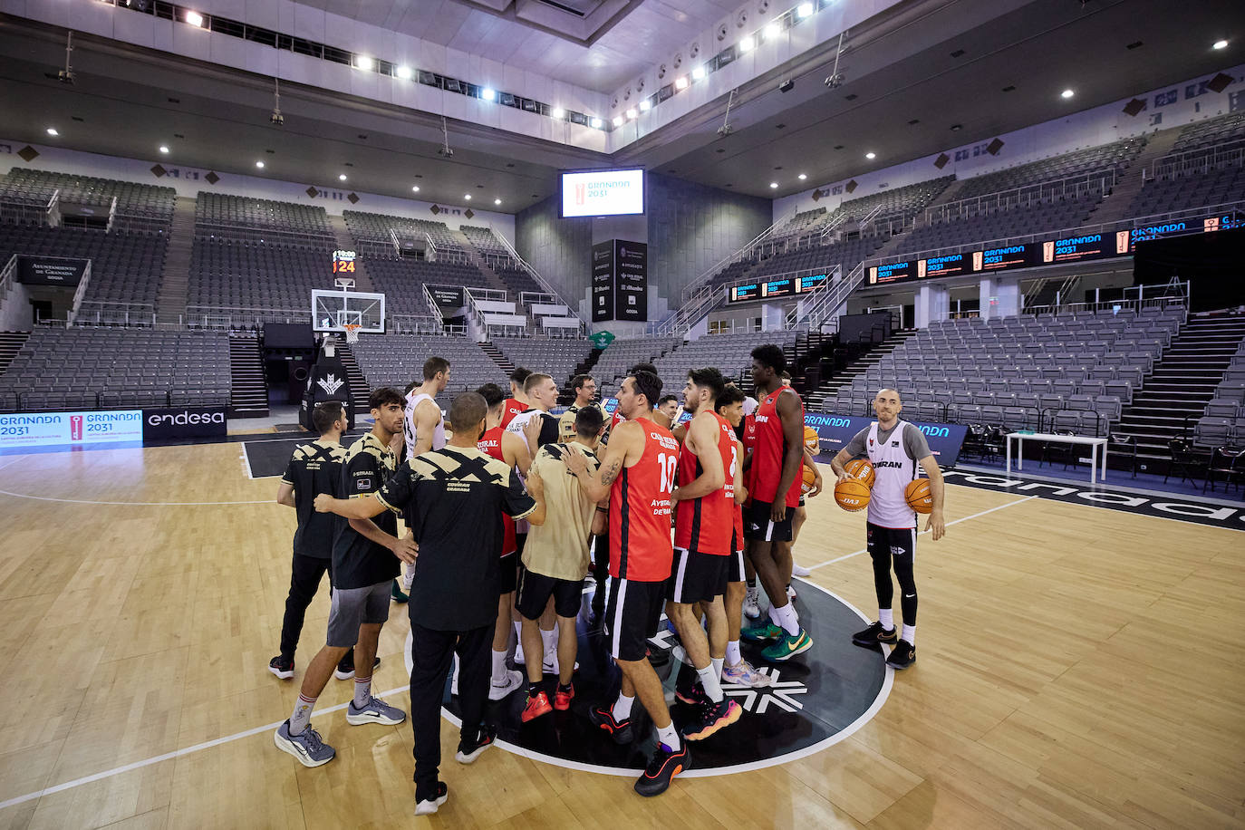 Los jugadores del Covirán se animan en el centro del Palacio de los Deportes de cara al estreno ante la afición.