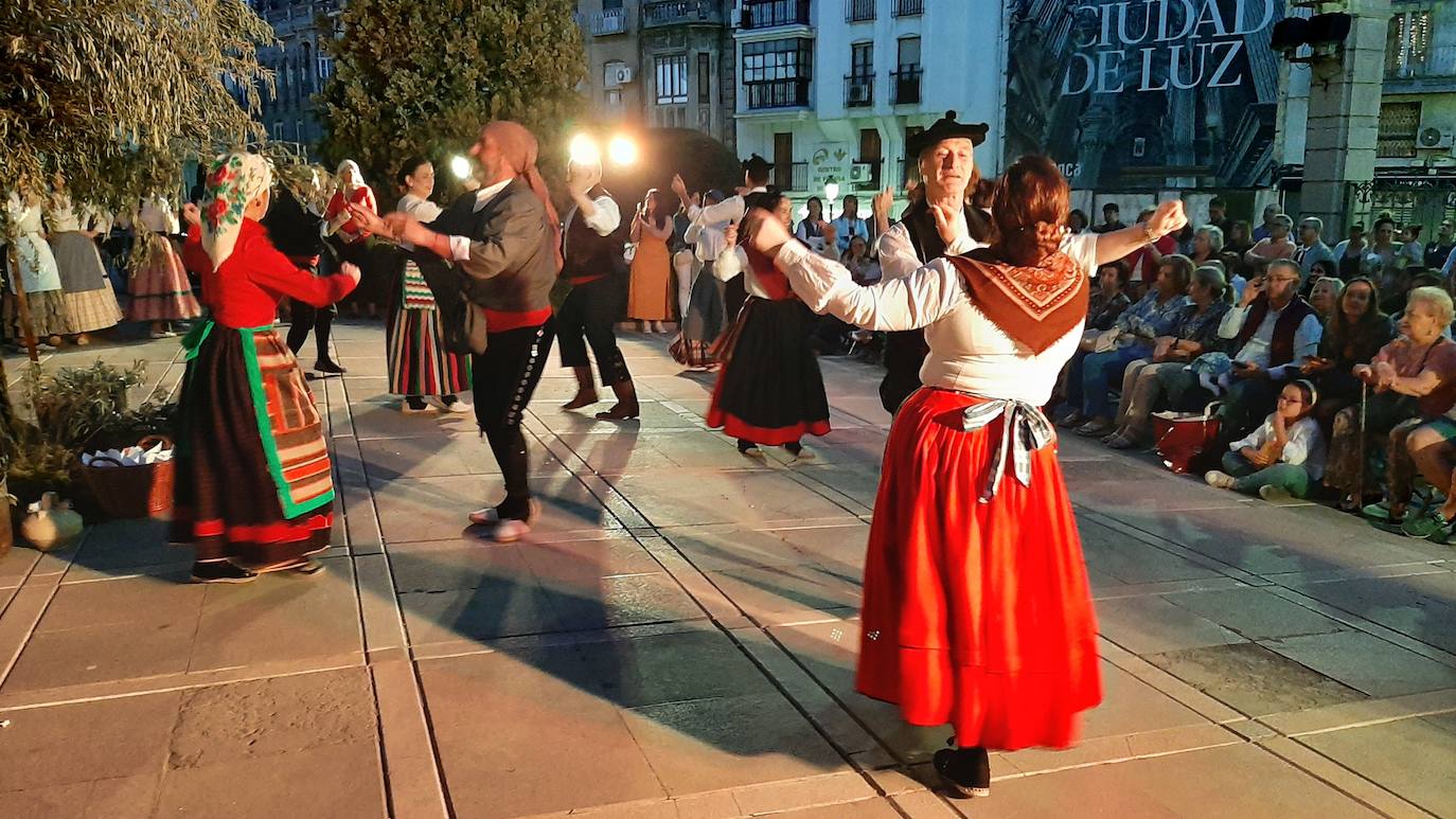 Actuación en la capital de la Asociación Lola Torres.