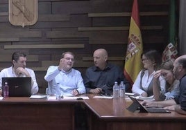 En el centro, codo con codo, discusión de los dos concejales en el último pleno.