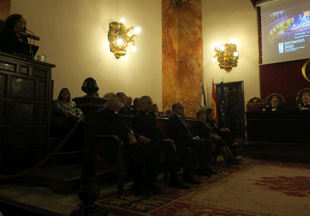 Pilar Aranda, a la izquierda, durante su discurso en el Paraninfo de Derecho.