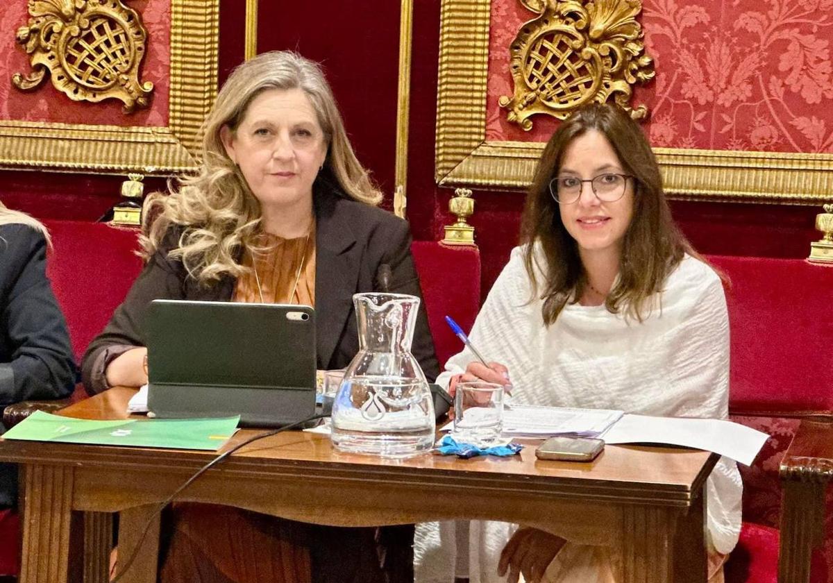 La portavoz de Vox, Beatriz Sánchez (izq), junto a la edil de la formación Mónica Rodríguez.