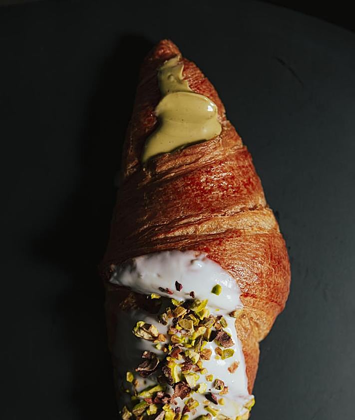 Imagen secundaria 2 - Los cruasanes de pistacho «muy rellenos» que arrasan en Granada