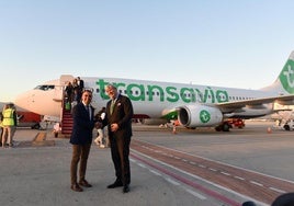 El presidente provincial, Francis Rodríguez, y el CEO de la compañía Transavia, Marcel de Nooijer, estrechan lazos en el aeropuerto de Schiphol.