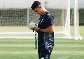 Arturo Ruiz toma notas durante un entrenamiento del Granada femenino.