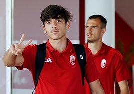 Gonzalo Villar hace un gesto a cámara antes de viajar.