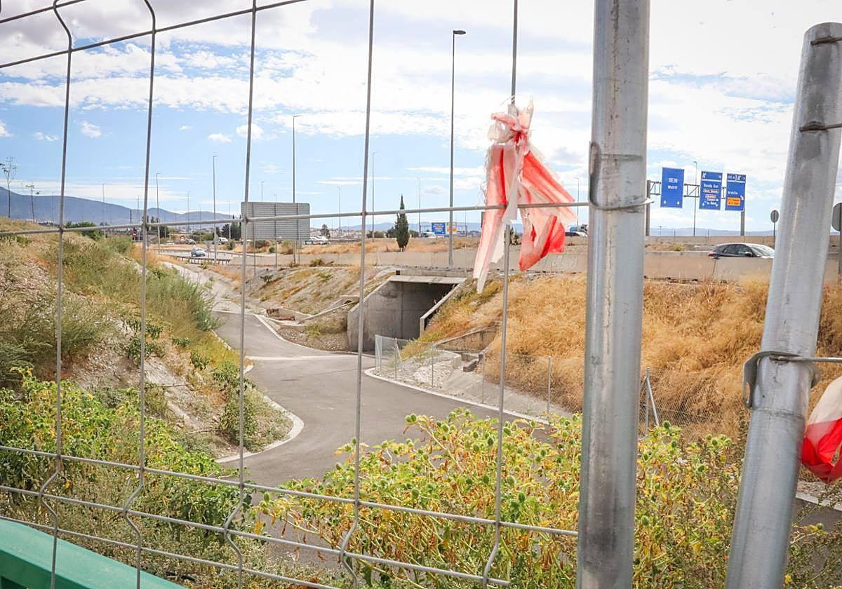 Las obras del carril ciclopeatonal llevan paralizadas desde el principio del verano.