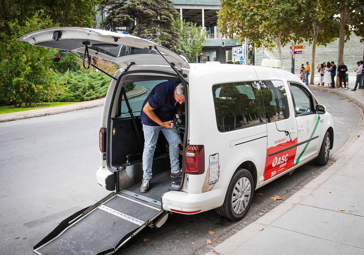 Vehículo de un taxi adaptado a personas con movilidad reducida