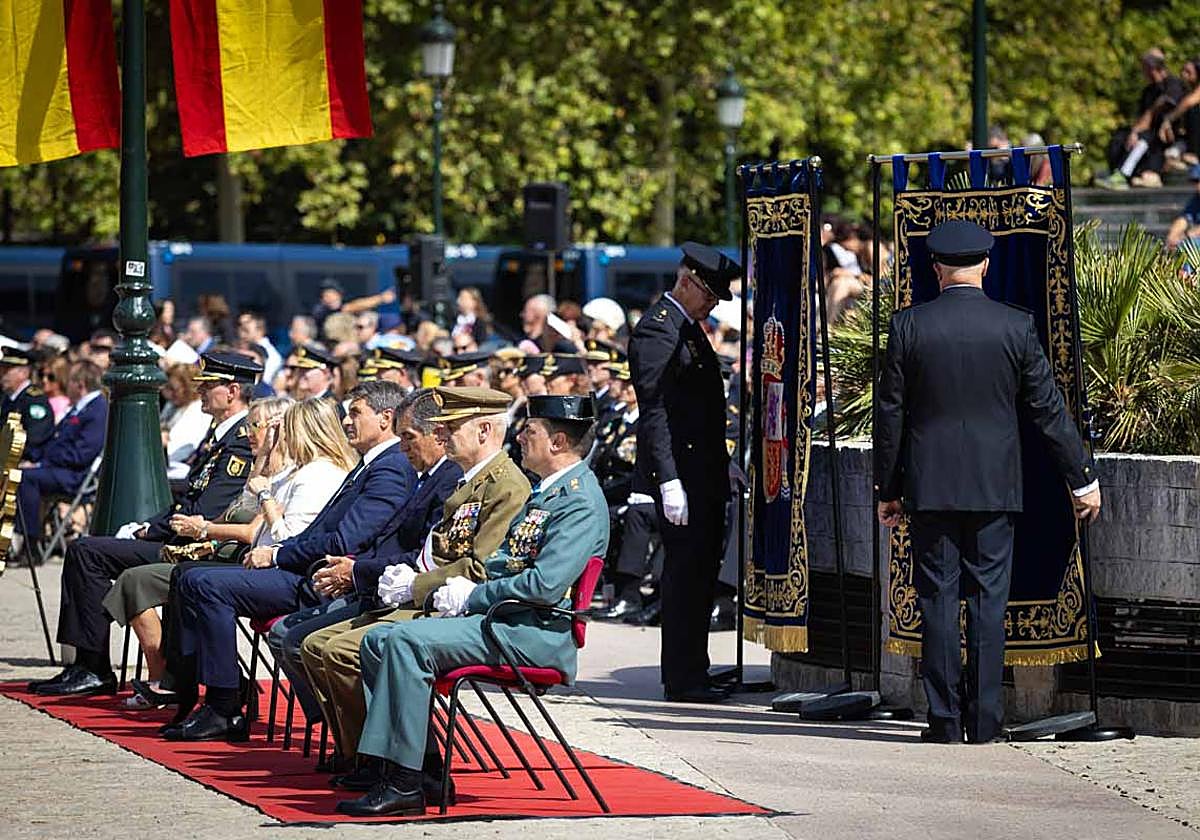 Pedro Fernández junto al resto de autoridades en el acto del Día de la Policía Nacional.
