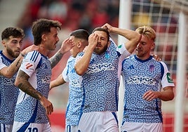 Weissman celebra el gol con sus compañeros.