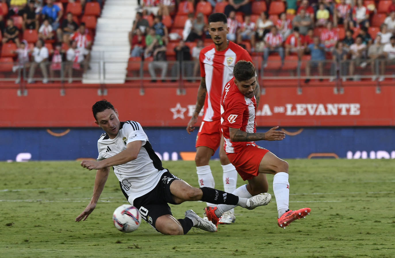 El Almería aprende la lección a tiempo