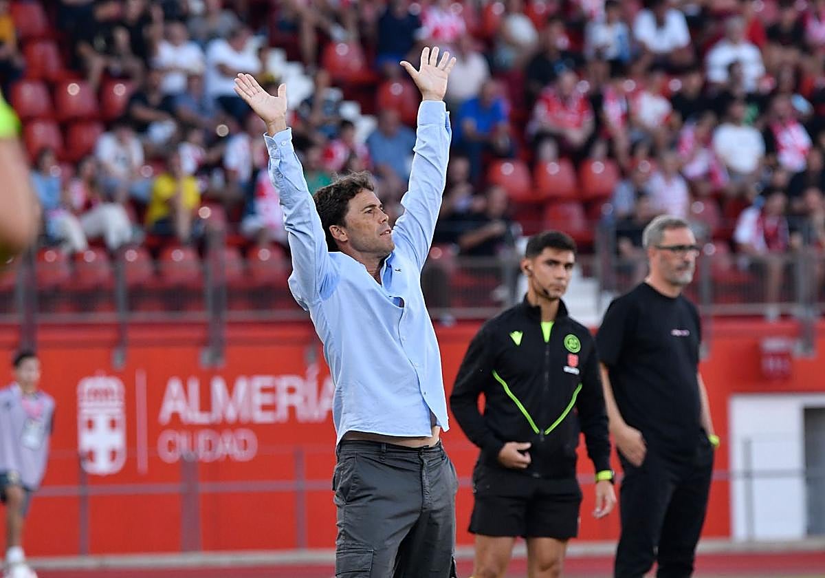 Rubi dirigiendo al Almería contra el Burgos