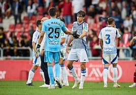 Diego Mariño comparte la victoria en Anduva con sus compañeros.