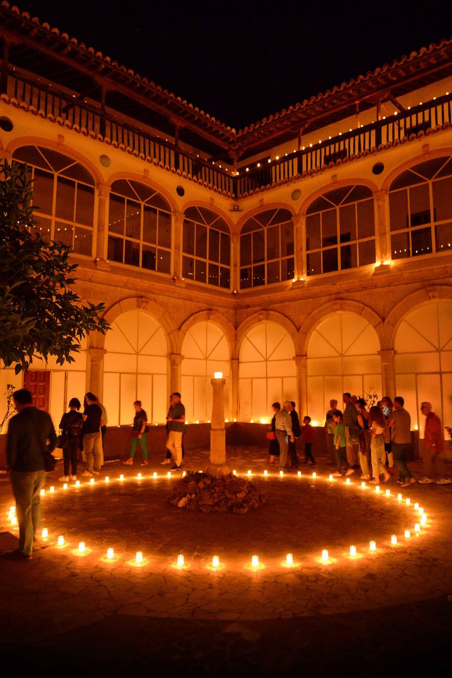 La belleza monumental de Guadix en la noche de las velas