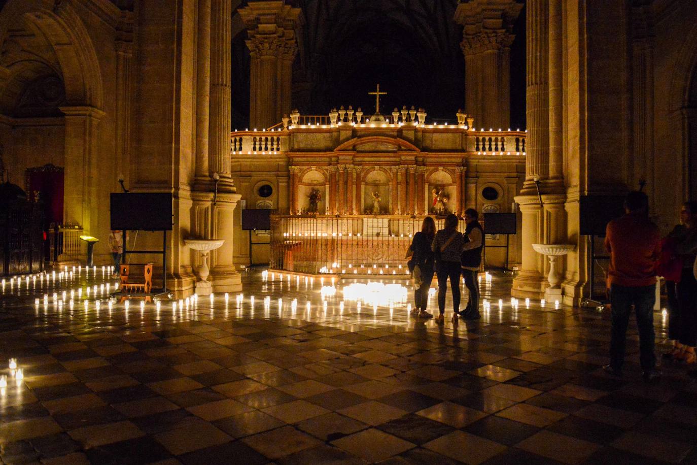 La belleza monumental de Guadix en la noche de las velas