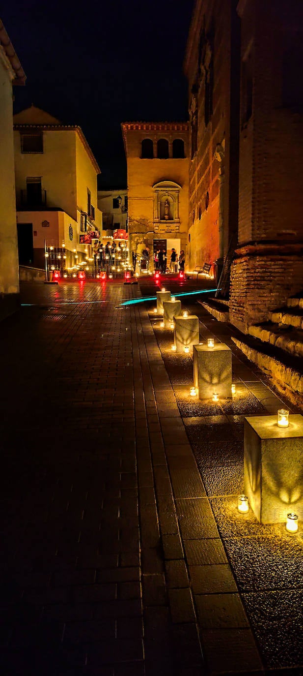 La belleza monumental de Guadix en la noche de las velas