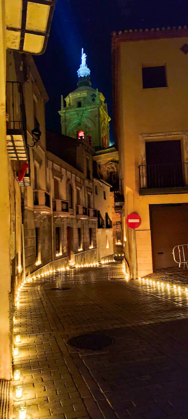 La belleza monumental de Guadix en la noche de las velas