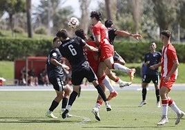 El Almería B no tuvo ideas claras en ataque; Paco Sanz cabecea fuera ante Sergio León