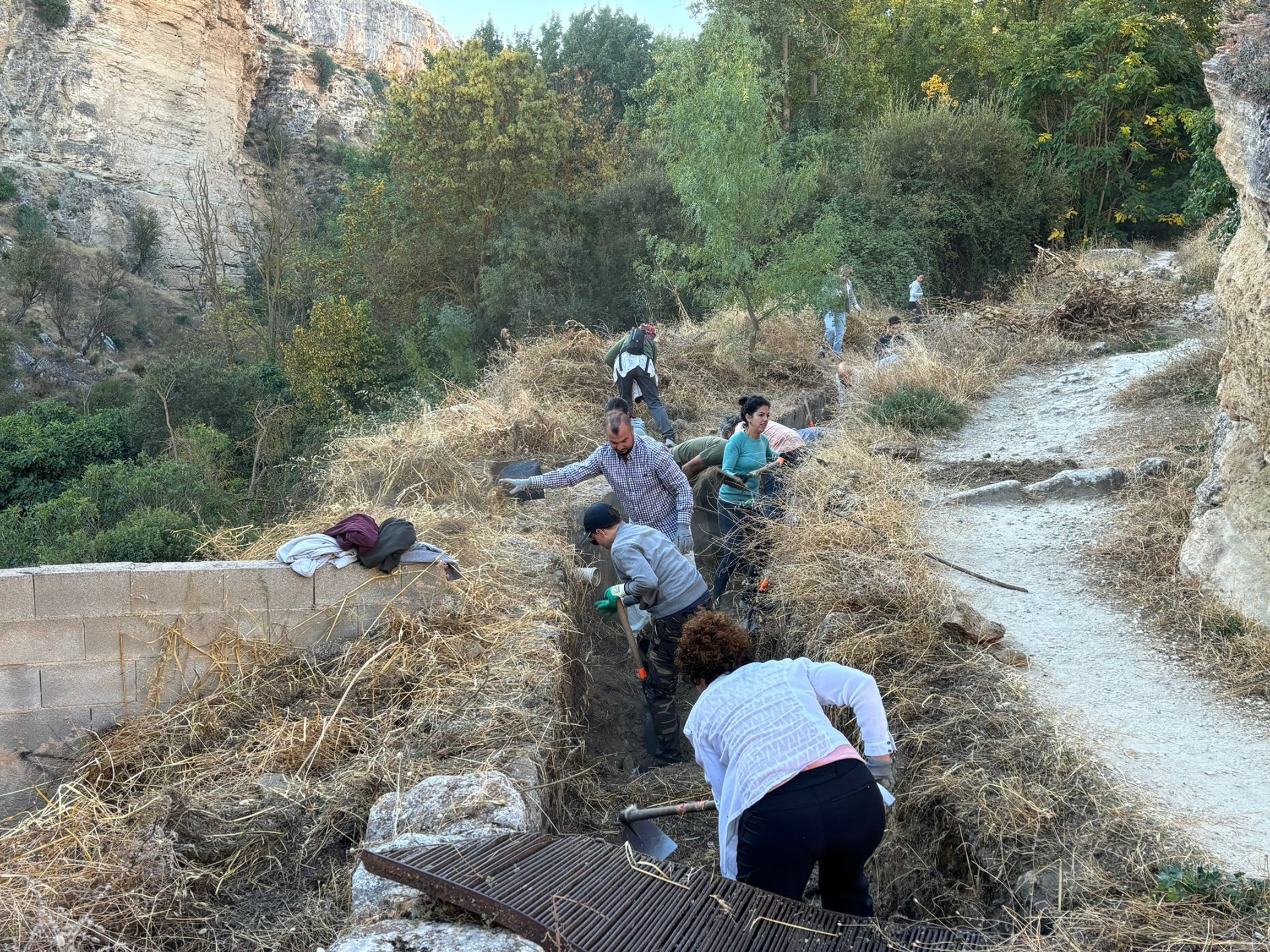 Voluntarios limpian un tramo de la acequia.