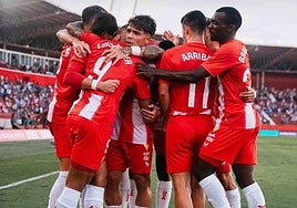 Celebración entre los futbolistas del Almería.