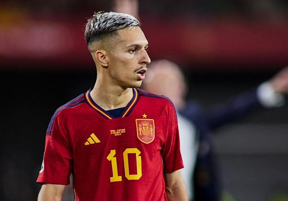 Bryan Zaragoza, durante su convocatoria anterior con la Selección mientras militaba en el Granada.
