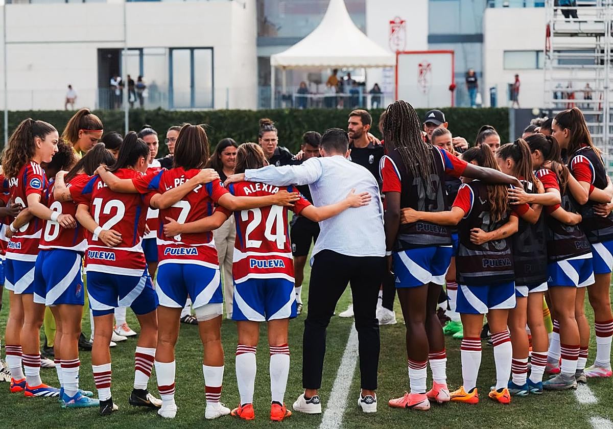 Piña del Granada en el partido con el Eibar.
