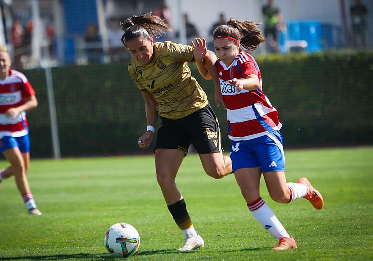 Alexia Fernández intenta dejar atrás a una futbolista de la Real Sociedad.