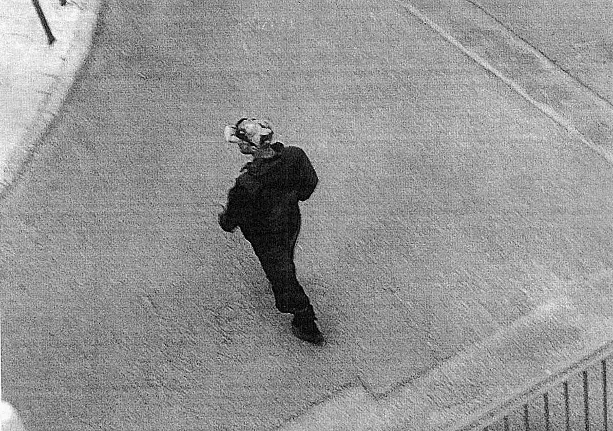 Imagen del presunto autor de los disparos captada por un testigo.