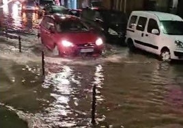 La calle Millán de Priego, anegada en la noche del lunes.