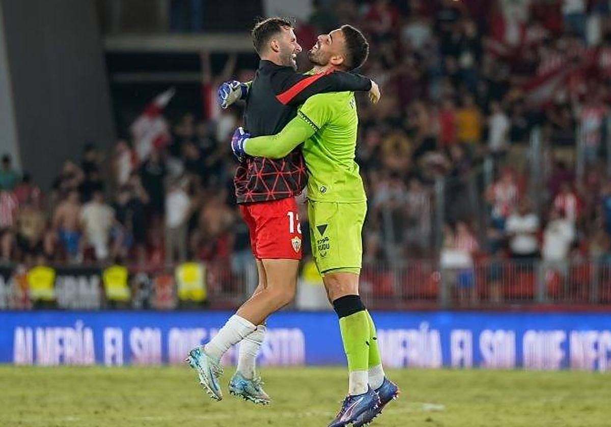 Leo Baptistao y Luis Maximiano celebran la importante victoria frente al Burgos.