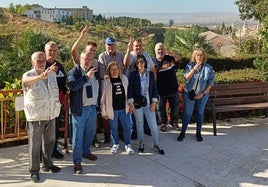 Componentes de la junta directiva de la asociación de vecinos Casería de Montijo, en el jardín de su sede.