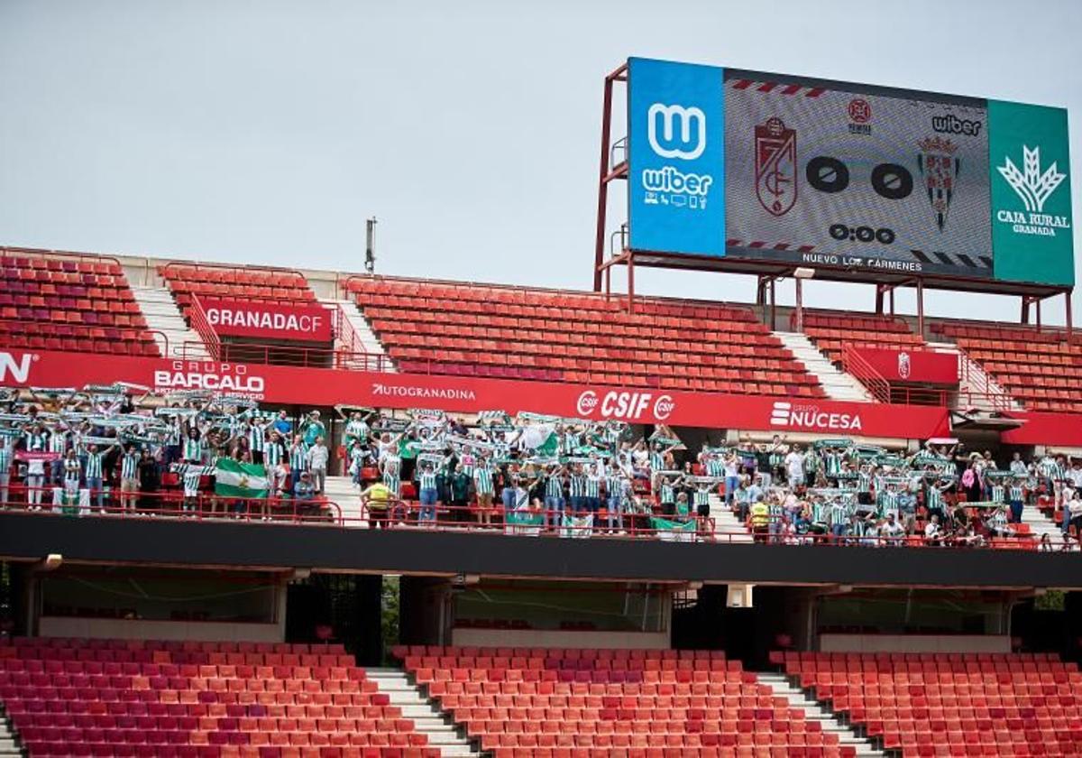 Aficionados del Córdoba en Los Cármenes la temporada pasada con motivo de la visita al Recreativo.