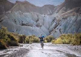 Un biker se abre paso por el único deiserto de Europa.