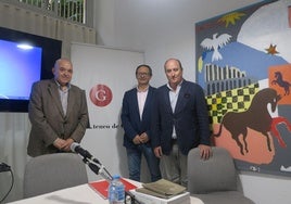 Antonio García Bascón, Antonio Lara y Juan García Montero, antes de la mesa redonda.