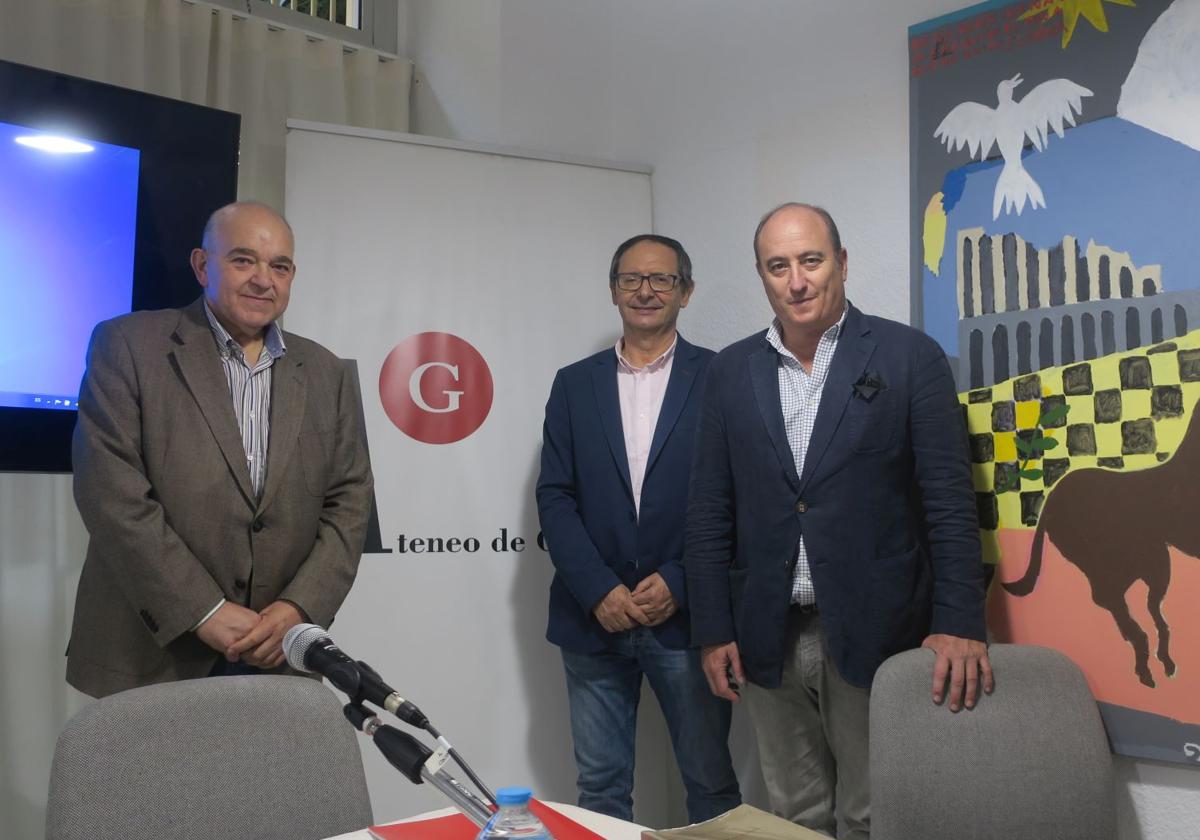 Antonio García Bascón, Antonio Lara y Juan García Montero, antes de la mesa redonda.