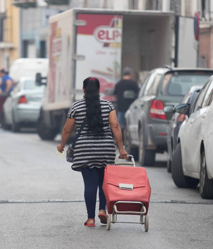 Imagen secundaria 2 - Cola en el supermercado Tanke de la calle Real, una de las limpiadoras de Guadahortuna y otra mujer con su carro de la compra.