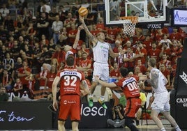 El Unicaja, como aquí Dylan Osetkowski, pareció un gigante en el Palacio de los Deportes.