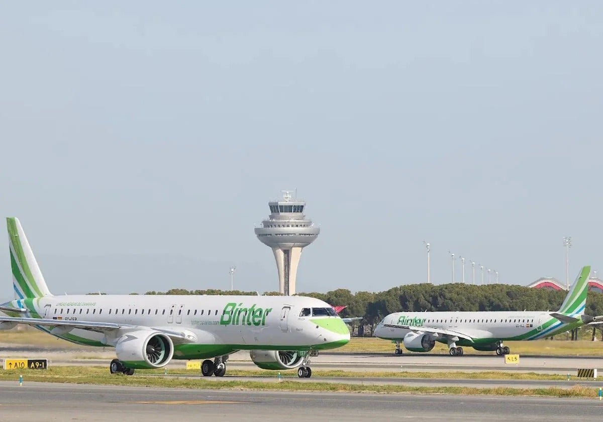 Dos aviones de Binter en un aeropuerto.