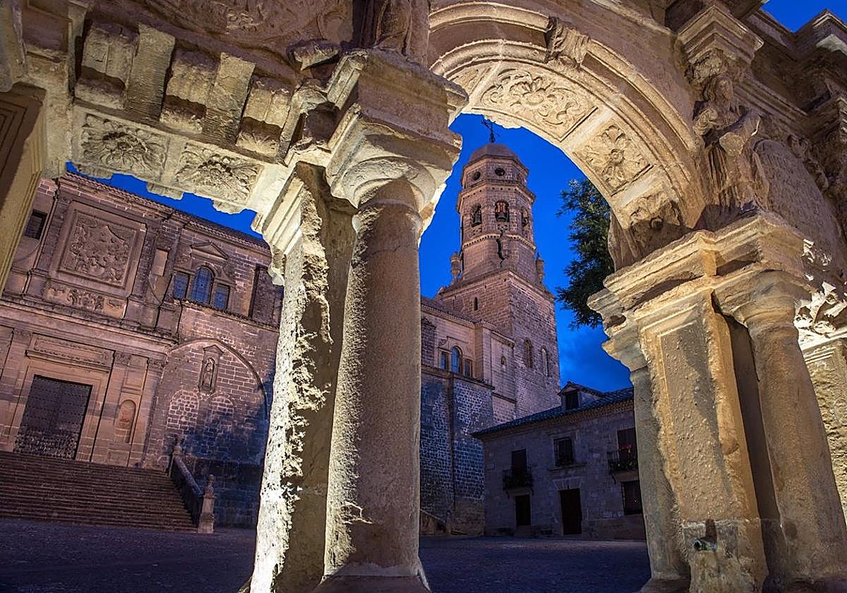 Plaza de Santa María con la fuente del mismo nombre en primer plano y al fondo la Catedral, en Baeza