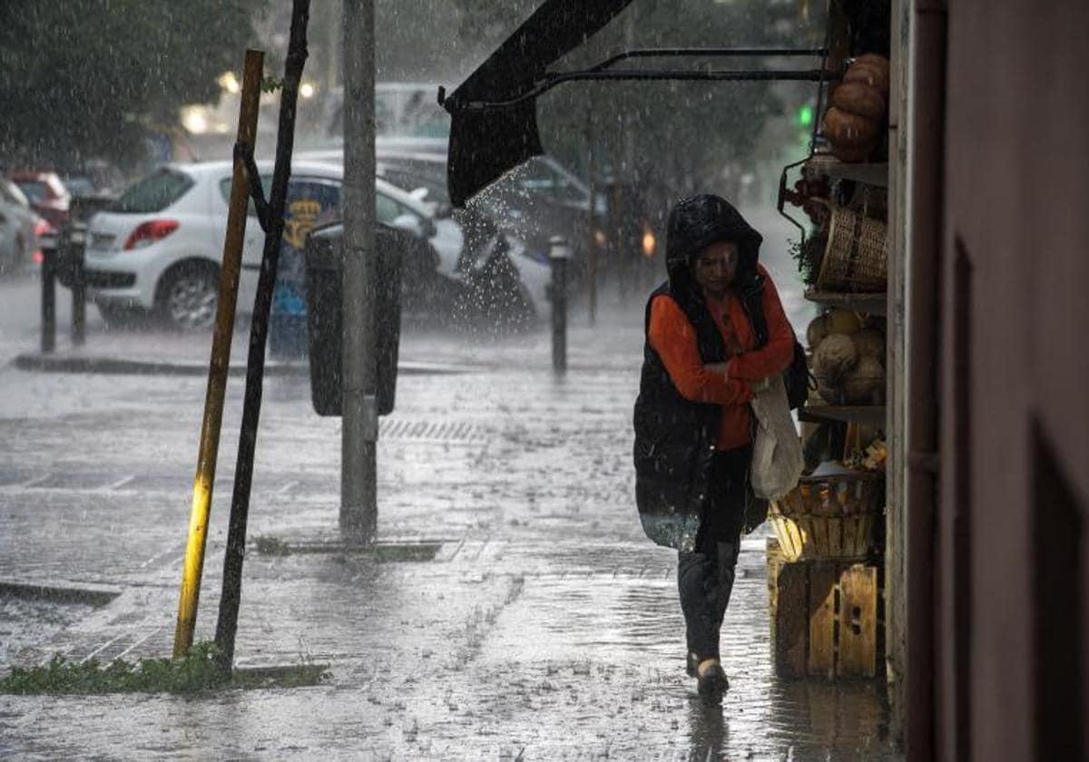 Los efectos del huracán Kirk llegan a Andalucía: avisos por lluvia, viento y oleaje.