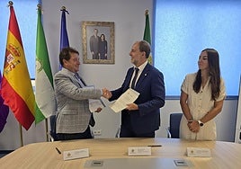 El rector Nicolás Ruiz y el director del departamento de People&Change de Evolutio Cloud Enabler SAU Emilio Cortés con el convenio