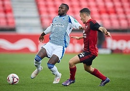 Martin Hongla acude a un balón dividido con un futbolista del Mirandés en Anduva.
