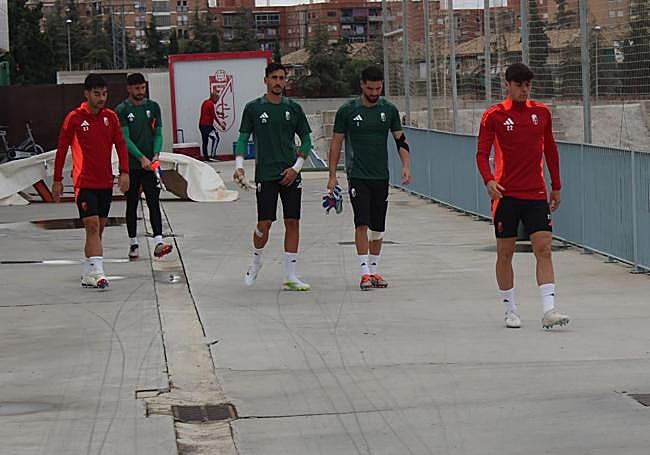 Luca Zidane, en el centro junto a Diego Mariño.