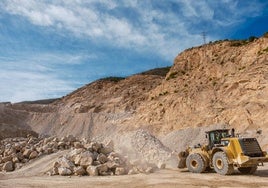 Máquina trabajando con las piedras para el espigón de Playa Granada.