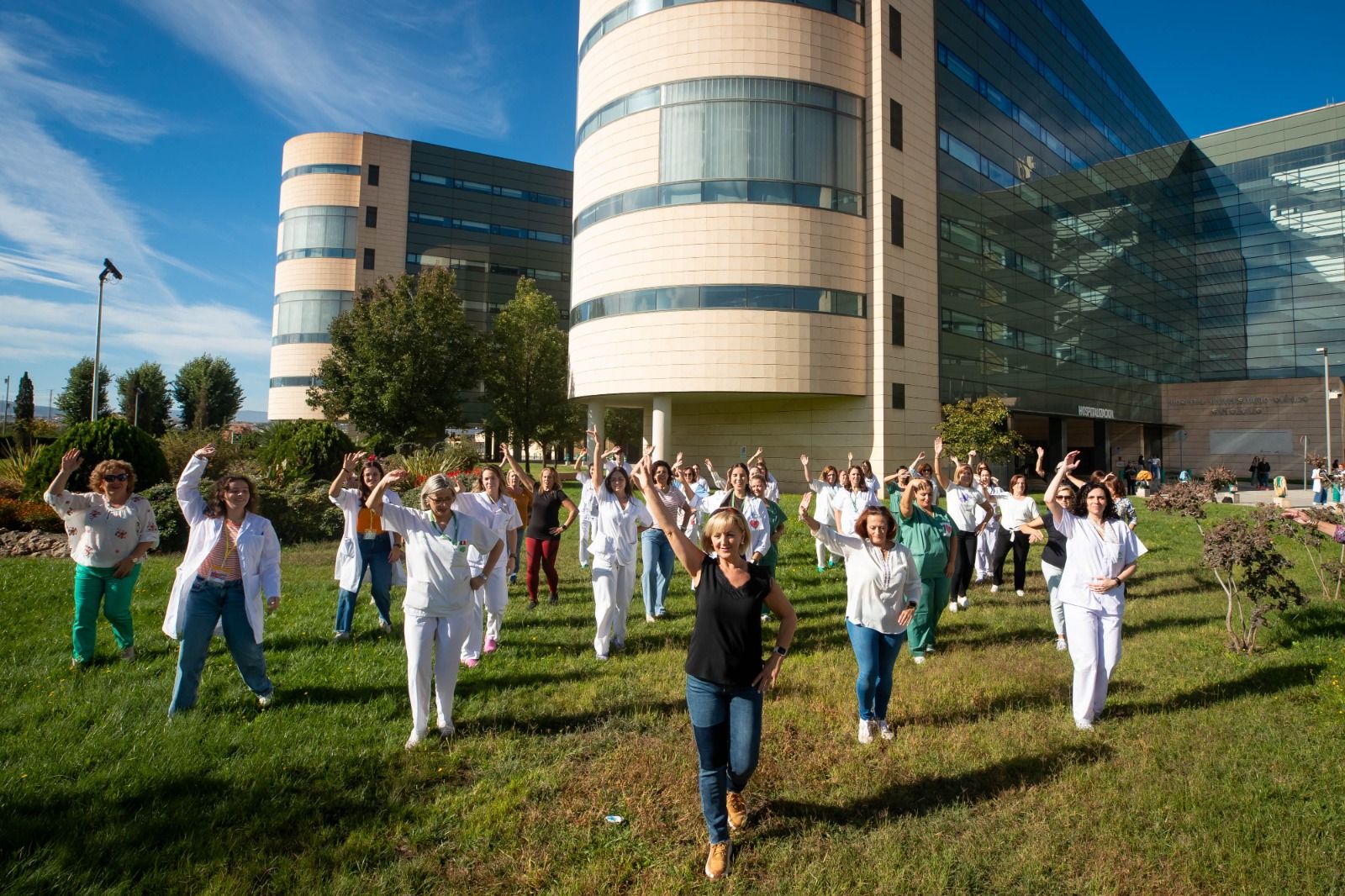 Madres y sanitarias participan en un 'flashmob' para reivindicar la lactancia materna en el Clínico San Cecilio.