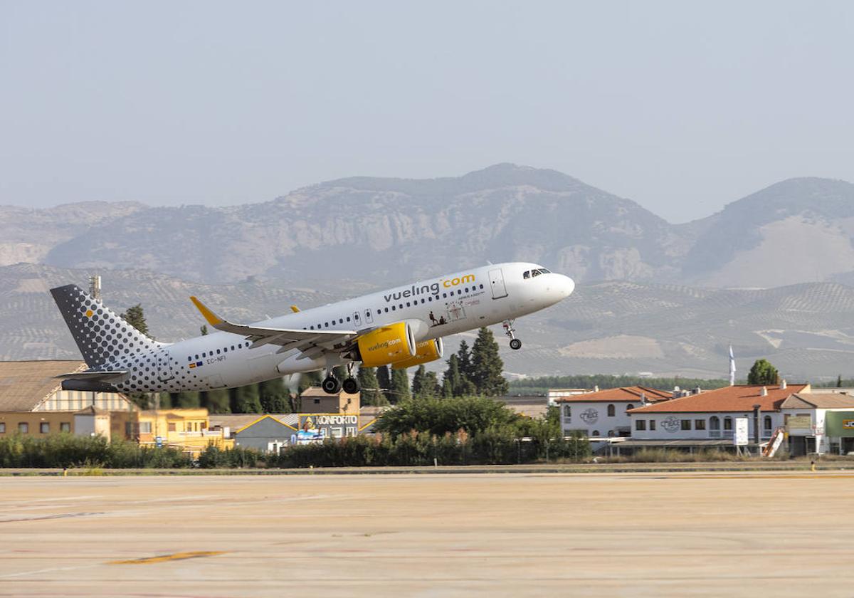 Avión de Vueling aterrizando en el aeropuerto de Granada.