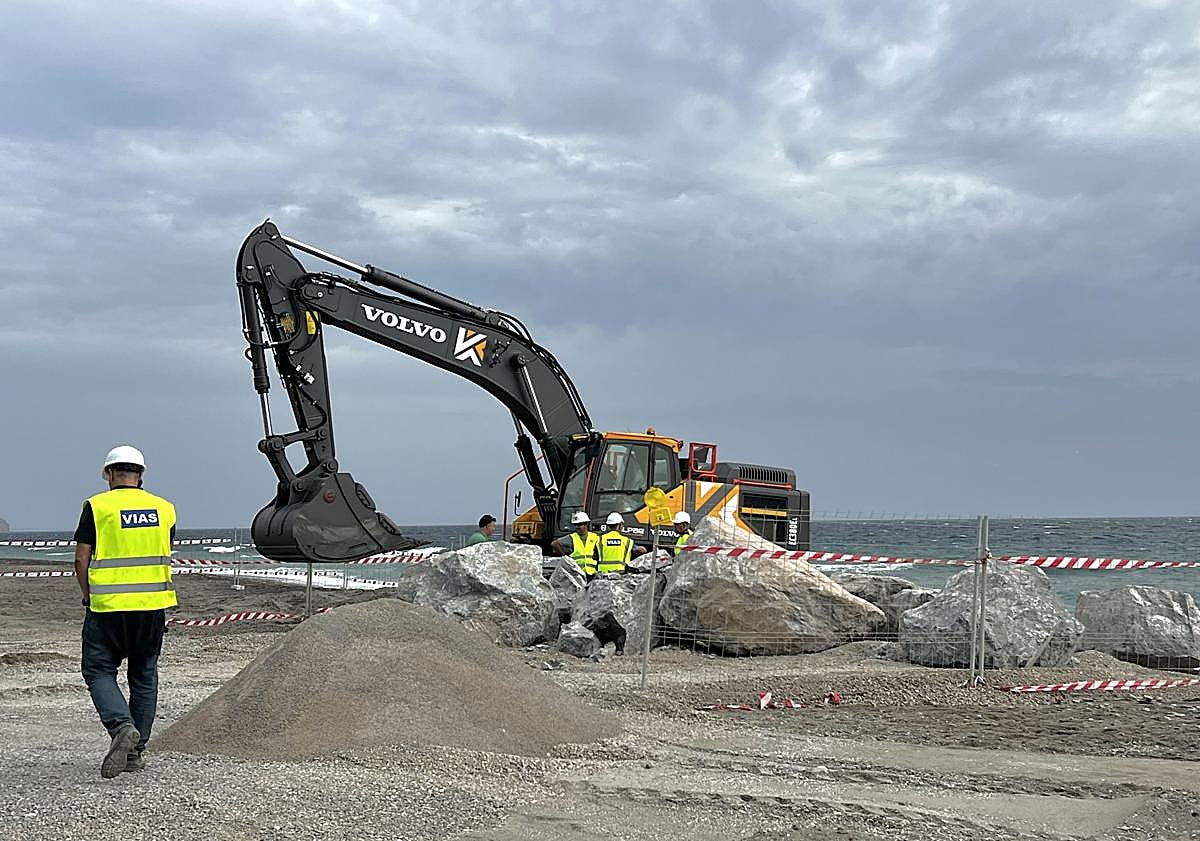 Imagen principal - Primeras piedras llegando a Playa Granada en la tarde de ayer.