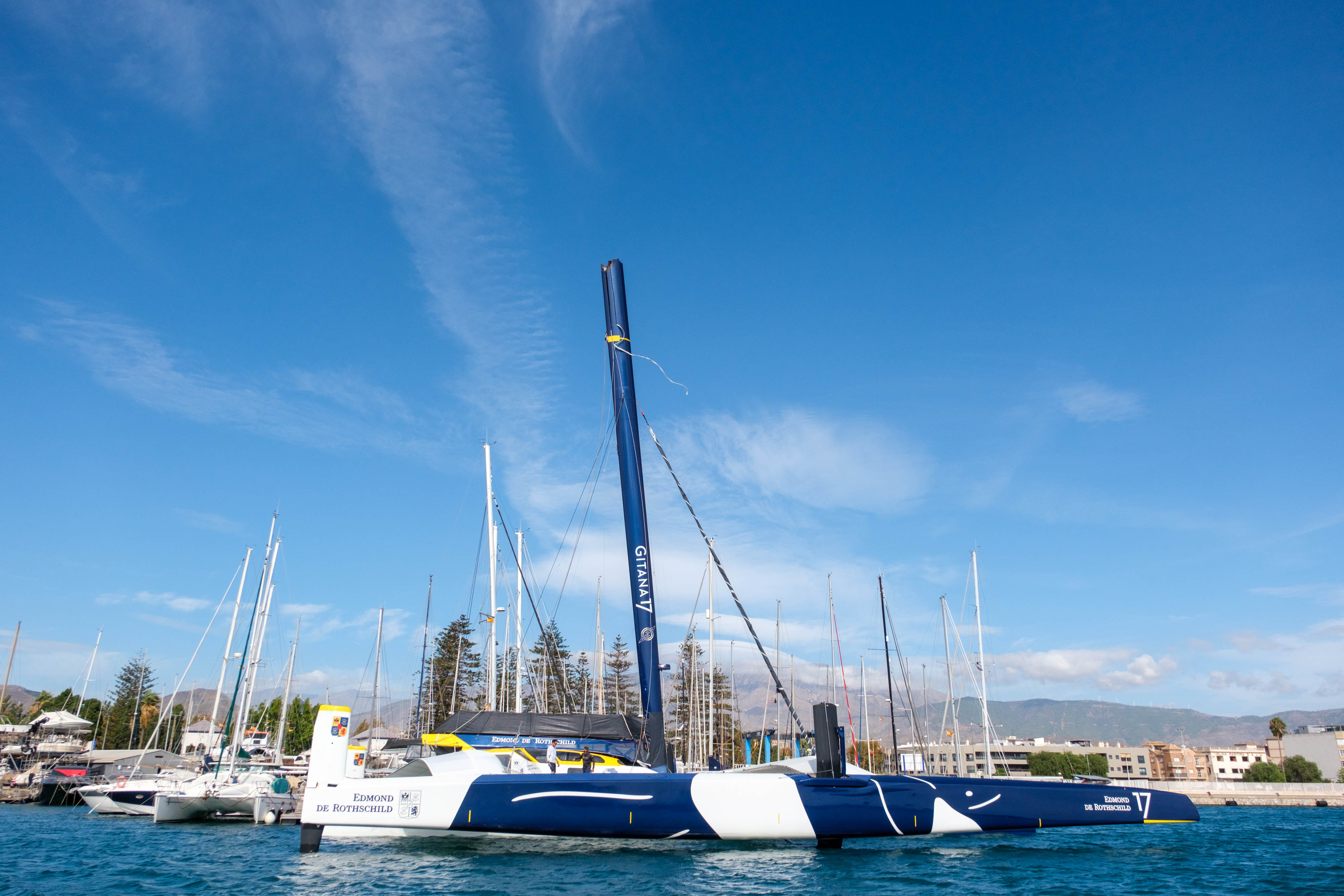 Trimarán Gitana III en Motril.