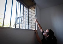 Edificio de la Chana en el que robaron las ventanas